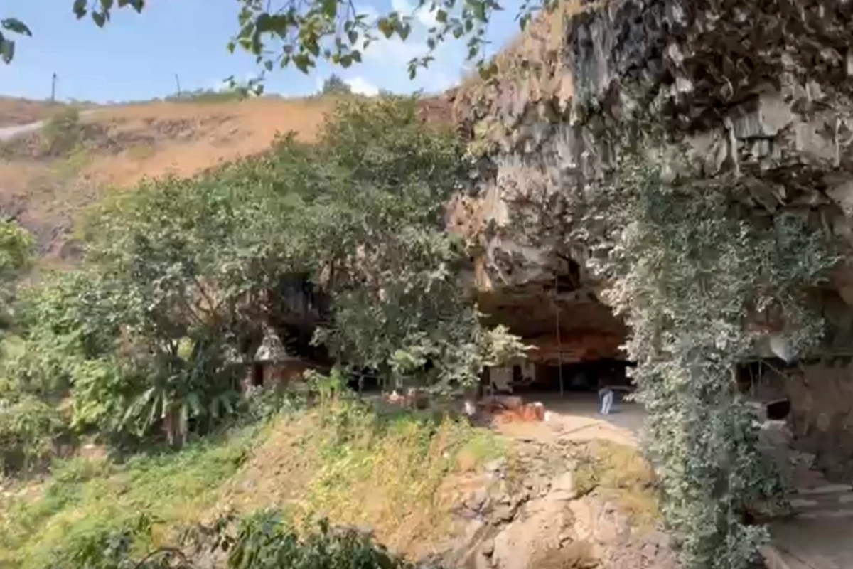 सावन के पवित्र महीने में ऋषि महादेव मंदिर में धार्मिक अनुष्ठानों की धूम रहती है. रामायण, गीता और शिव पुराण कथाओं के जरिए धार्मिक परंपरा को आगे बढ़ाया जा रहा है. प्रसिद्ध गौतमेश्वर महादेव तीर्थ से जुड़े इस क्षेत्र में श्रद्धालुओं का सालभर आना-जाना लगा रहता है.